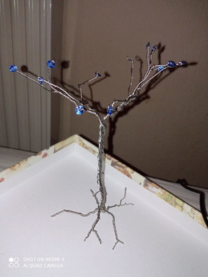 Wire trees with blue beads new, set of two