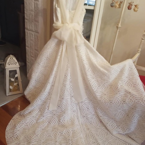 Wedding dress like new, ivory lace with decorative belt and long train