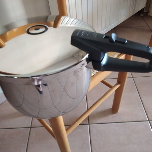 Fissler pressure cooker 8 l like new