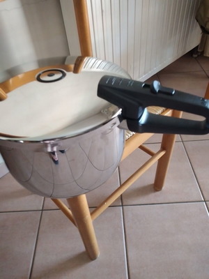 Fissler pressure cooker 8 l like new