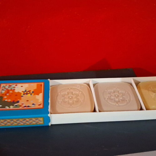 Vintage Antonio Puig SA Luxury Floral Soaps set of 6, like new