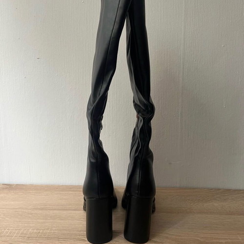 Luigi knee-high boots like new, size 40, black and gold