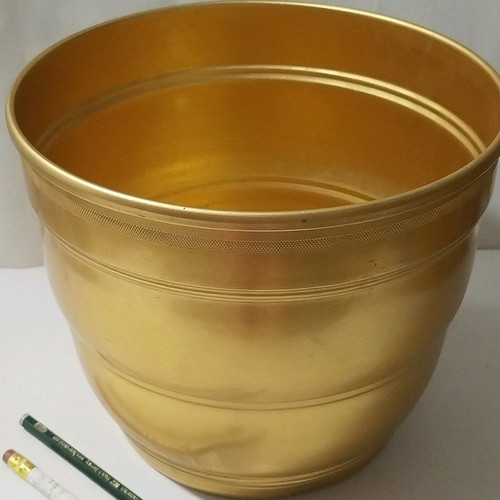 Large metal flowerpot like new, rust resistant