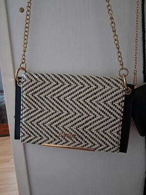 Verde crossbody bag like new, black and white