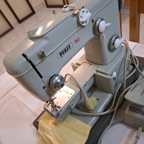 Pfaff 362 vintage sewing machine like new