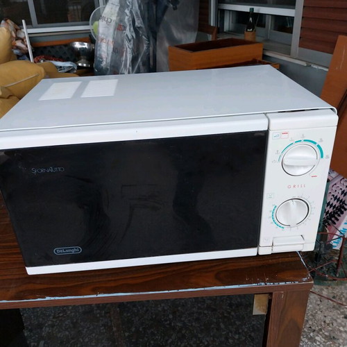 Delonghi microwave oven like new with grill