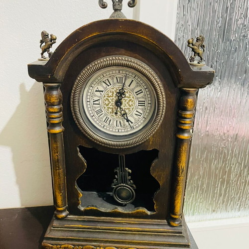 Vintage wooden decorative clock with pendulum like new