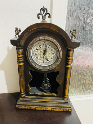 Vintage wooden decorative clock with pendulum like new
