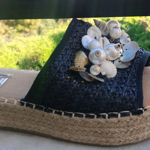 Summer slippers like new, decorated with shells size 39 black