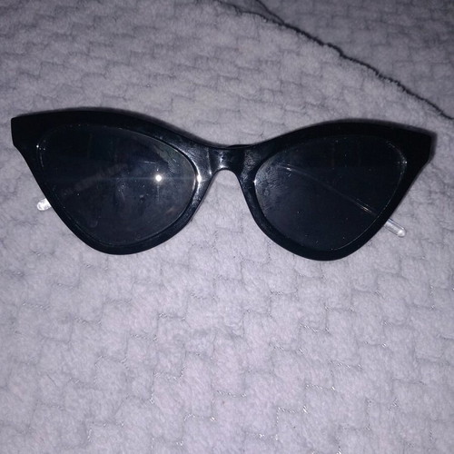 Sunglasses like new with elegant detail