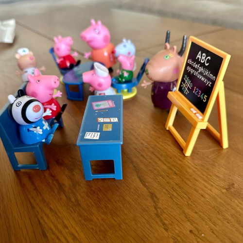 Peppa Pig Set of Figures and Furniture new