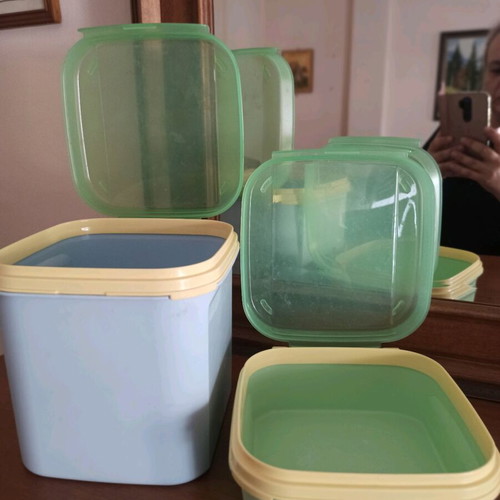 Tupperware containers like new, 3 liters blue and 1 liter green