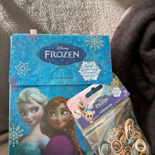 Disney Frozen set 24 coloring pencils and rubber bands like new