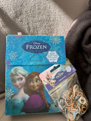 Disney Frozen set 24 coloring pencils and rubber bands like new