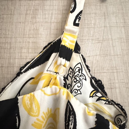 Mat Fashion top with lace and black-yellow print like new