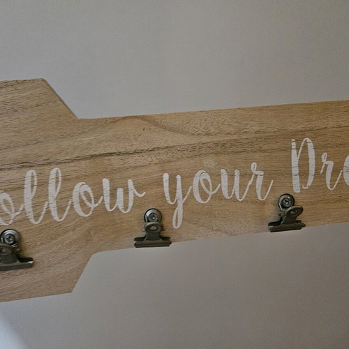 Wooden wall decor with 4 clips like new