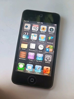 iPod Touch 4th Gen 32Gb like new, full of classic games