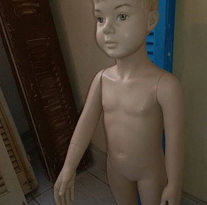 Παιδική κούκλα βιτρίνας μικρή ΜΕ ΣΙΔΕΡΈΝΙΑ ΒΑΣΗ ΝΊΚΕΛ