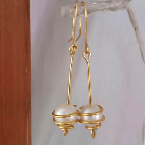 Earrings with pearl spiral made of gold-colored aluminum wire, made to order