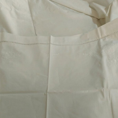 Bed sheet set with embroidery like new, fitted sheet and 2 pillowcases