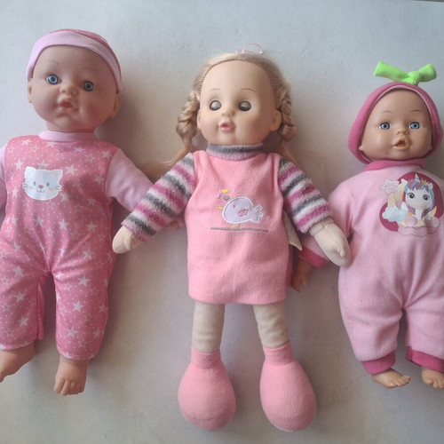 Dolls and bath-port bebe like new, set of 5 dolls and 1 bath-port bebe