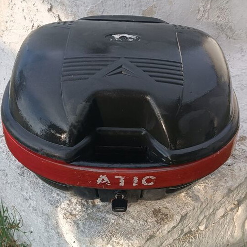 Motorcycle top case without rack and key