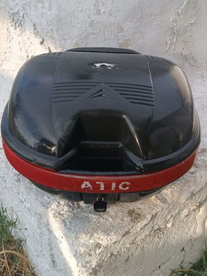 Motorcycle top case without rack and key