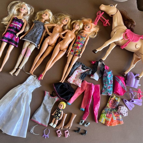 Barbie wardrobe in like new condition with dolls and clothes
