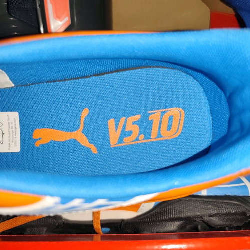 Puma V5.10 TT football shoes new, size 44, with gift shin guards and socks