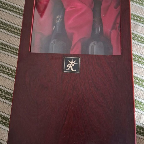 Wines 2005 in wooden box like new, set of 2 bottles