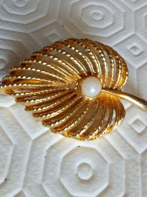 Pearl leaf-shaped brooch gold color like new