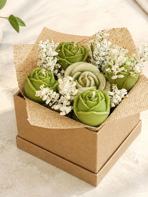 Decorative box with aromatic soy wax flower candles