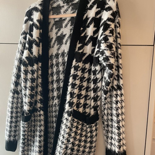 Cardigan like new, black and white