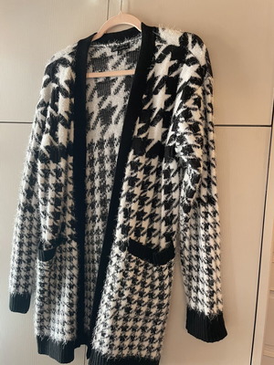 Cardigan like new, black and white
