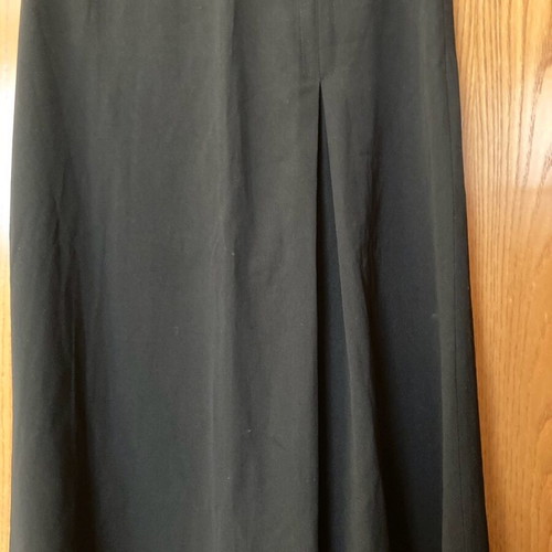 Asymmetric black skirt like new with pleat and front slit