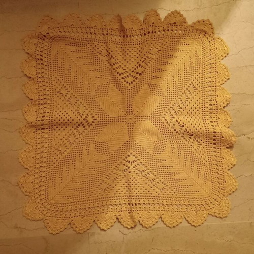 Knitted tablecloth and napkin set like new