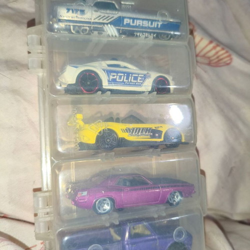 Hot Wheels set of 5 cars with case like new