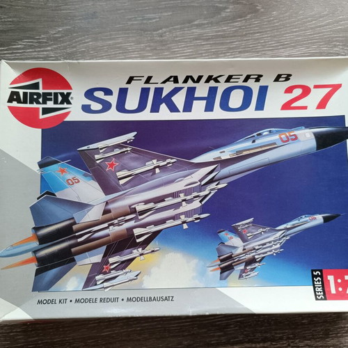 Airfix Sukhoi Su-27 Flanker B Series 5 1:72 model kit new