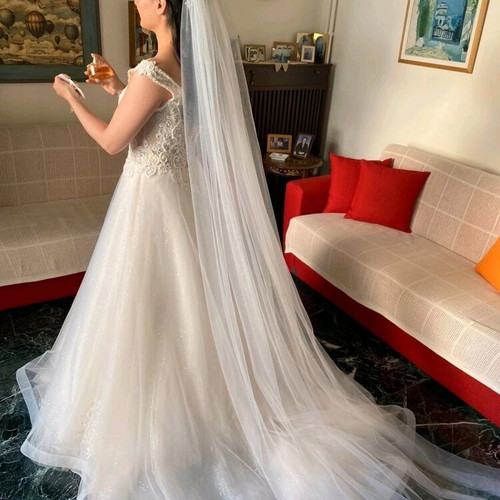 Wedding dress like new with embroidered flowers, petticoat and veil