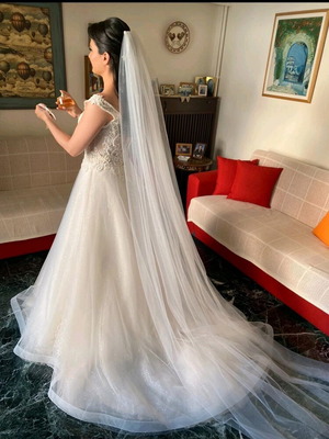 Wedding dress like new with embroidered flowers, petticoat and veil