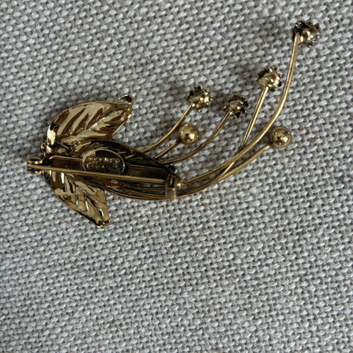 Lapel pin like new, gold metal
