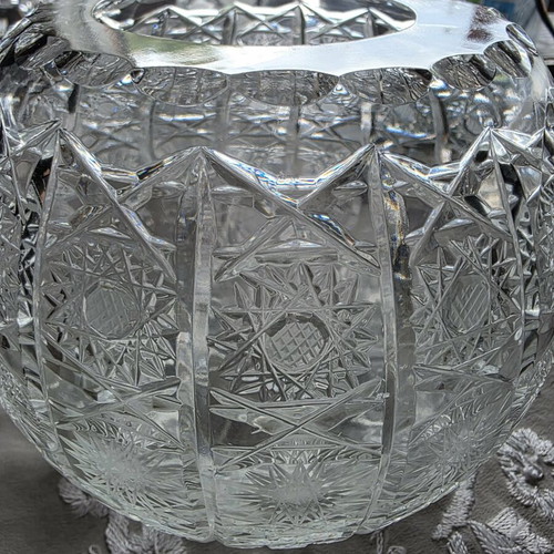 Vintage crystal bowl like new with intricate cut designs