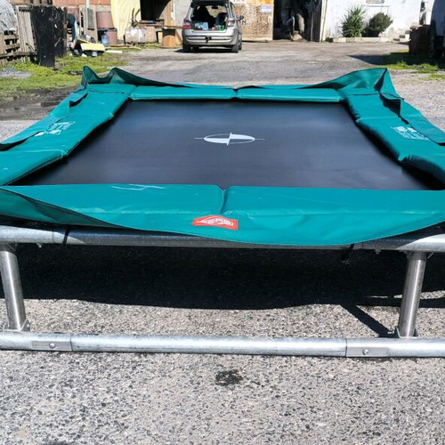 Berg EazyStore 220x330 trampoline used