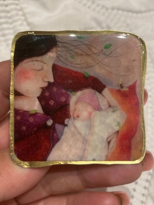 Handmade pin like new, multicolored with gold details