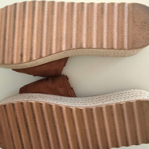 Voi & Noi Suede Platform Sandals size 39 new, camel