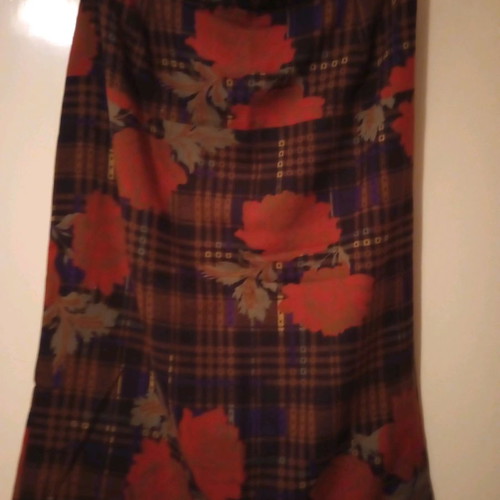 Plaid floral skirt used with waistband and back slit