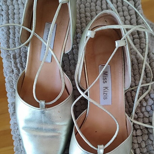 Vintage Miss Kizis Gold Leather Lace-Up Shoes size 39 like new