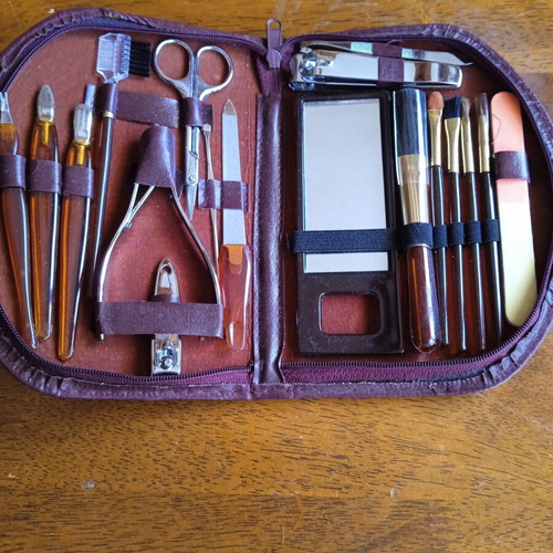 Leather grooming case with 18 manicure and makeup tools new