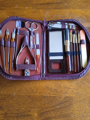 Leather grooming case with 18 manicure and makeup tools new