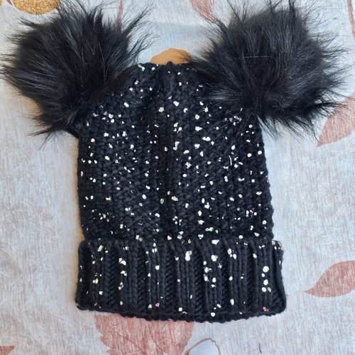 Black hat with fur and silver details, like new
